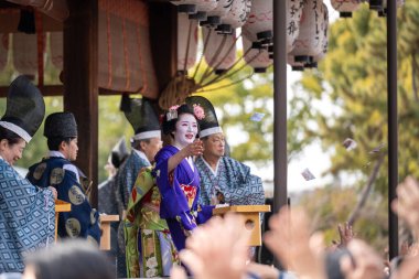 Kyoto, Japonya - 2 Şubat 2024: Yasaka Tapınağı Setsubun festivali kızarmış fasulye seremonisi 