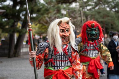 Kyoto, Japonya - 3 Şubat 2024: Heian Jingu Tapınağı Setsubun festivali. Geleneksel Japon shinto ritüeli töreninde oniler (iblis veya dev) kostümü giyen sanatçılar.