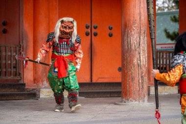 Kyoto, Japonya - 3 Şubat 2024: Heian Jingu Tapınağı Setsubun festivali. Geleneksel Japon shinto ritüeli töreninde oniler (iblis veya dev) kostümü giyen sanatçılar.