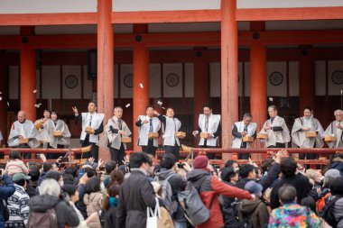 Kyoto, Japonya - 3 Şubat 2024: Heian Jingu Tapınağı Setsubun festivali kızarmış fasulye seremonisi 