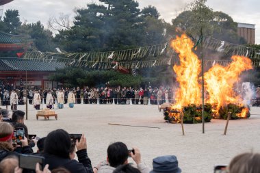 Kyoto, Japonya - 3 Şubat 2024: Heian Jingu Tapınağı Setsubun festivali. Geleneksel Japon shinto ayini.