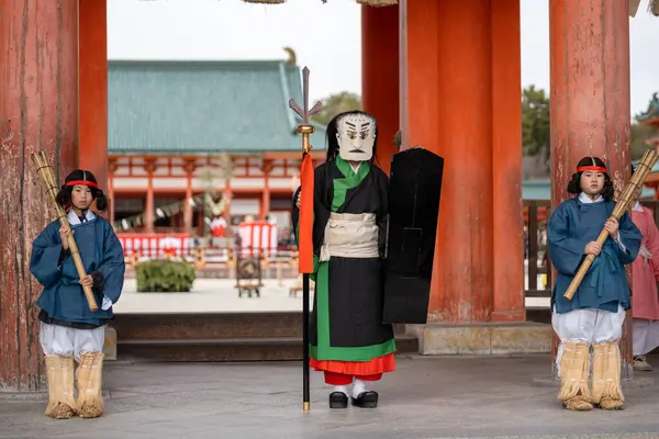 Kyoto, Japonya - 3 Şubat 2024: Heian Jingu Tapınağı Setsubun festivali. Geleneksel Japon shinto ayini.