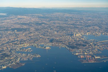 Yokohama şehrinin, Kawasaki şehrinin ve Ota şehrinin gün doğumunda mavi gökyüzü arkaplanı, Tokyo, Japonya