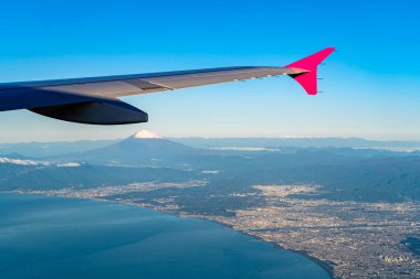 Fuji Dağı 'yla Sagami Körfezi' nin havadan görüntüsü. Arkaplanda ve mavi gökyüzünde. Fuji-Hakone-Izu Ulusal Parkı manzaraları. Kanagawa Bölgesi, Japonya