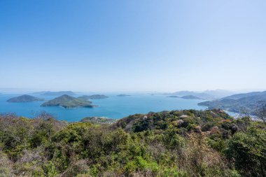 Mt. Shiude (Shiudeyama) dağın tepesindeki kiraz çiçekleri baharda açar. Shonai Yarımadası, Mitoyo, Kagawa, Shikoku, Japonya.