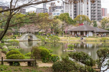 Hiroşima Bölgesi, Japonya - 2 Nisan 2024 Shukkei-en Japon bahçesinde gökkuşağı köprüsü.