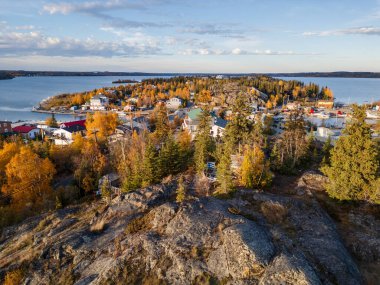 The Rock 'tan Yellowknife Old Town' ın manzarası. Bir zamanlar Yellowknife 'ın orijinal su kulesinin bulunduğu altı katlı bir tepe. Yellowknife, Kanada.