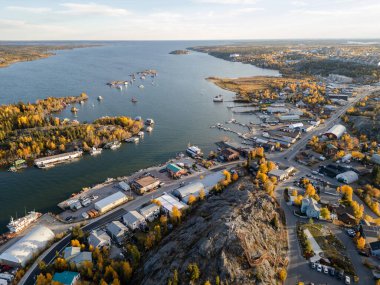 Sonbaharda Yellowknife Körfezi ve Old Town 'un hava manzarası. Yellowknife, Great Slave Gölü, Kuzeybatı Toprakları, Kanada.