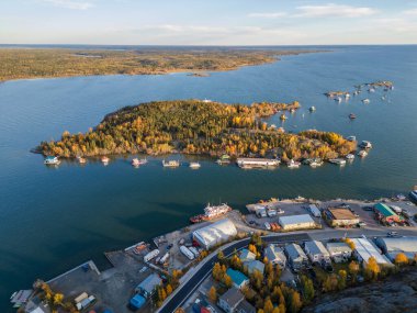 Sonbaharda Yellowknife Körfezi ve Old Town 'un hava manzarası. Yellowknife, Great Slave Gölü, Kuzeybatı Toprakları, Kanada.