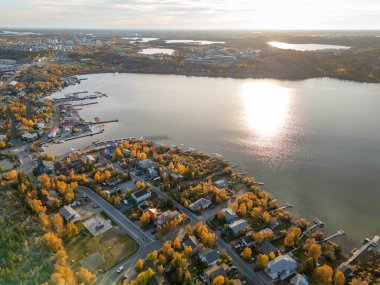 Sonbaharda Yellowknife Körfezi ve Old Town 'un hava manzarası. Yellowknife, Great Slave Gölü, Kuzeybatı Toprakları, Kanada.