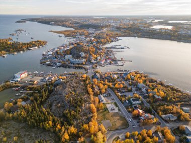Sonbaharda Yellowknife Körfezi ve Old Town 'un hava manzarası. Yellowknife, Great Slave Gölü, Kuzeybatı Toprakları, Kanada.