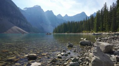 Yaz günü Moraine Gölü 'nde kano gezisi. Banff Ulusal Parkı, Alberta, Kanada. Kanada Kayalıkları.