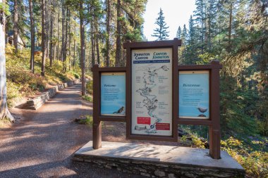 Banff, Alberta, Kanada - 30 Eylül 2020 Johnston Kanyonu 'nun giriş işareti.