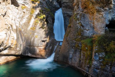 Johnston Canyon Lower Falls güzel doğal manzara. Banff Ulusal Parkı, Alberta, Kanada. Kanada Kayalıkları.