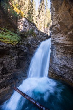 Johnston Canyon Lower Falls güzel doğal manzara. Banff Ulusal Parkı, Alberta, Kanada. Kanada Kayalıkları.