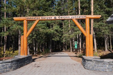 Banff, Alberta, Kanada - 30 Eylül 2020 Johnston Kanyonu 'nun giriş işareti.