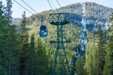 Banff, AB, Kanada - OCT 31 2020: Banff Gondola kış başında. Banff Ulusal Parkı, Kanada Kayalıkları.