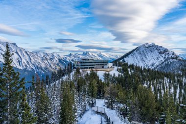 AB, Kanada - OCT 31 2020: Banff Gondola zirvesi istasyonu. Zirve boyunca tahta merdivenler ve tahta kaldırımlar. Banff Ulusal Parkı, Kanada Kayalıkları.