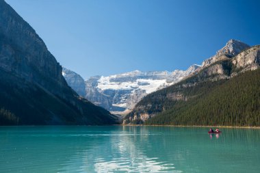Louise Gölü 'ne düşmek. Banff Ulusal Parkı Peyzaj Fotoğrafçılığı. Kanada Kayalıkları Sonbahar Sahnesi. Alberta, Kanada.