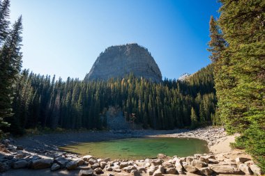 Yaz mevsiminde Mirror Lake ve Big Beehive, Louise Gölü 'nden yürüyüş. Banff Ulusal Parkı, Alberta, Kanada.