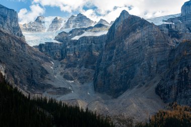 On Tepe Vadisi buzulu. Moraine Gölü, Banff Ulusal Parkı, Kanada Kayalıkları. Alberta, Kanada.