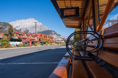 Banff, Alberta, Kanada - 08 Ekim 2022: Banff Lisesi Transit Hub. Banff Caddesi 'ndeki otobüs durağı..