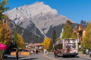 Banff, Alberta, Kanada - Ekim 06 2022: Banff Bulvarı 'ndaki Traam Public Transit Banff Yerel Otobüs.