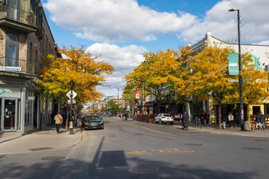 Montreal, Quebec, Kanada - 10 Ekim 2022: Montreal şehir sokak manzarası. Mont-Royal Caddesi, Saint Andre Caddesi..