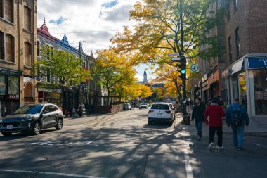 Montreal, Quebec, Kanada - 10 Ekim 2022: Montreal şehir sokak manzarası. Mont-Royal Caddesi, Mentana Caddesi..