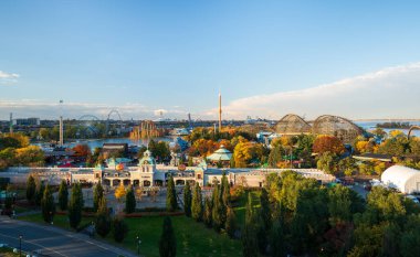 Montreal, Quebec, Kanada - 18 Ekim 2022: La Ronde (Yuvarlak) eğlence parkı ana girişi Cadılar Bayramı 'nda gün batımı saatinde.