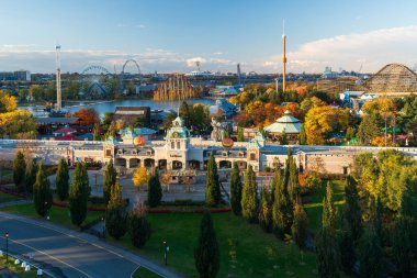 Montreal, Quebec, Kanada - 18 Ekim 2022: La Ronde (Yuvarlak) eğlence parkı ana girişi Cadılar Bayramı 'nda gün batımı saatinde.