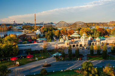 Montreal, Quebec, Kanada - 18 Ekim 2022: La Ronde (Yuvarlak) eğlence parkı ana girişi Cadılar Bayramı 'nda gün batımı saatinde.