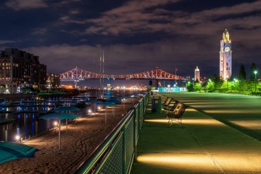 Montreal Saat Kulesi 'nin eski limanı ve Jacques Cartier Köprüsü gece aydınlandı. Montreal, Quebec, Kanada.