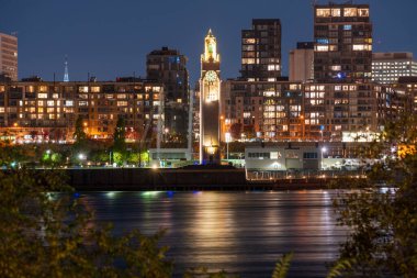 Montreal Saat Kulesi 'nin eski limanı gece aydınlandı. Montreal, Quebec, Kanada.