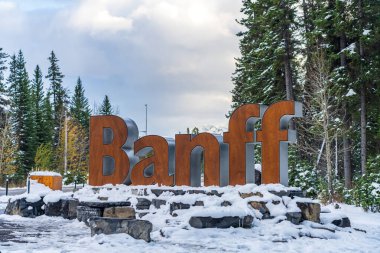 Banff, Alberta, Kanada - 20 2020: Banff Town Karlı Kışın Tabelası. Banff Ulusal Parkı, Kanada Kayalıkları.