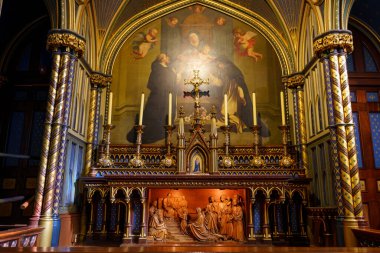 Notre-Dame Bazilikası (Basilique Notre-Dame de Montreal). Tarihi Montreal bölgesinde Katolik Kilisesi 'nin küçük bir bazilikası. Quebec, Kanada.