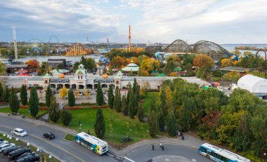 Montreal, Quebec, Kanada - 15 Ekim 2022: La Ronde (Yuvarlak) eğlence parkı ana girişi Cadılar Bayramı 'nda gün batımı saatinde.