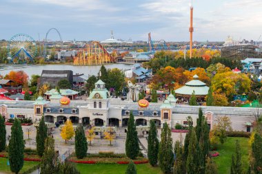 Montreal, Quebec, Kanada - 15 Ekim 2022: La Ronde (Yuvarlak) eğlence parkı ana girişi Cadılar Bayramı 'nda gün batımı saatinde.