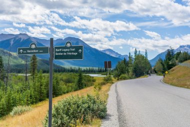 Alberta, Kanada - SEP 02 2020: Banff Legacy Trail. Yaz zamanı Vermilion Gölleri. Banff Ulusal Parkı, Kanada Kayalıkları.