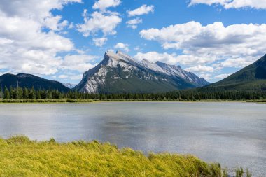 Banff Ulusal Parkı güzel manzara, Vermilion Gölleri ve yaz mevsiminde Mount Rundle. Kanada Kayalıkları, Alberta, Kanada.