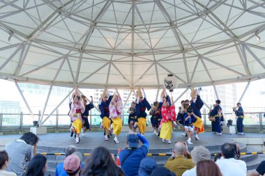 Tokushima Bölgesi, Japonya - 14 Ağustos 2024: Tokushima Awa Odori Festivali 2024. Göstericiler açık havada geleneksel Japon Awa dansı yapıyorlar..