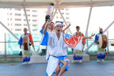 Tokushima Bölgesi, Japonya - 14 Ağustos 2024: Tokushima Awa Odori Festivali 2024. Göstericiler açık havada geleneksel Japon Awa dansı yapıyorlar..