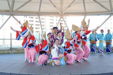 Tokushima Bölgesi, Japonya - 14 Ağustos 2024: Tokushima Awa Odori Festivali 2024. Göstericiler açık havada geleneksel Japon Awa dansı yapıyorlar..