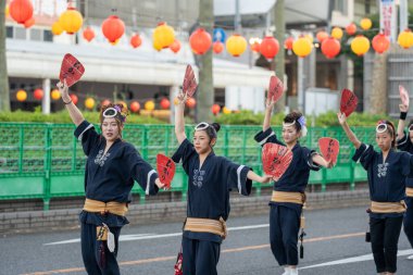 Tokushima Bölgesi, Japonya - 14 Ağustos 2024: Tokushima Awa Odori Festivali 2024. Göstericiler geleneksel obon kostümleri giyer, sokaklarda dans eder ve şarkı söyler..