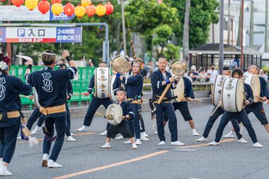 Tokushima Bölgesi, Japonya - 14 Ağustos 2024: Tokushima Awa Odori Festivali 2024. Göstericiler geleneksel obon kostümleri giyer, sokaklarda dans eder ve şarkı söyler..