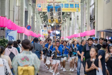 Tokushima Bölgesi, Japonya - 14 Ağustos 2024: Tokushima Awa Odori Festivali 2024. Göstericiler geleneksel obon kostümleri giyer, sokaklarda dans eder ve şarkı söyler..