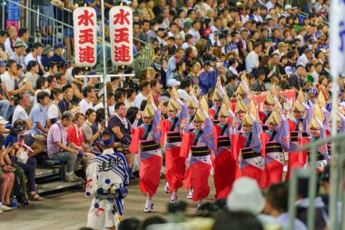 Tokushima Bölgesi, Japonya - 14 Ağustos 2024: Tokushima Awa Odori Festivali 2024. Göstericiler geleneksel obon kostümleri giyer, dans eder ve gece boyunca açık havada gösteri yaparken şarkı söylerler..