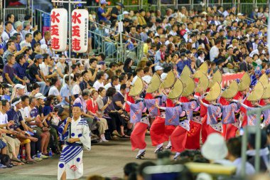 Tokushima Bölgesi, Japonya - 14 Ağustos 2024: Tokushima Awa Odori Festivali 2024. Göstericiler geleneksel obon kostümleri giyer, dans eder ve gece boyunca açık havada gösteri yaparken şarkı söylerler..