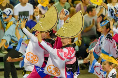 Tokushima Bölgesi, Japonya - 14 Ağustos 2024: Tokushima Awa Odori Festivali 2024. Göstericiler geleneksel obon kostümleri giyer, dans eder ve gece boyunca açık havada gösteri yaparken şarkı söylerler..