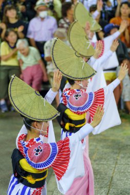 Tokushima Bölgesi, Japonya - 14 Ağustos 2024: Tokushima Awa Odori Festivali 2024. Göstericiler geleneksel obon kostümleri giyer, dans eder ve gece boyunca açık havada gösteri yaparken şarkı söylerler..